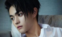 许凯和肖战最新互爆料,娱乐圈好友关系再掀波澜！